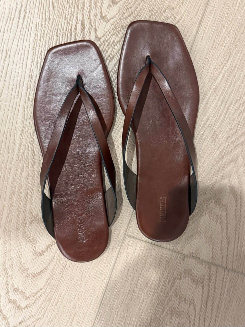 ALOHAS Brown Square-Toe Leather Flip Sandals
